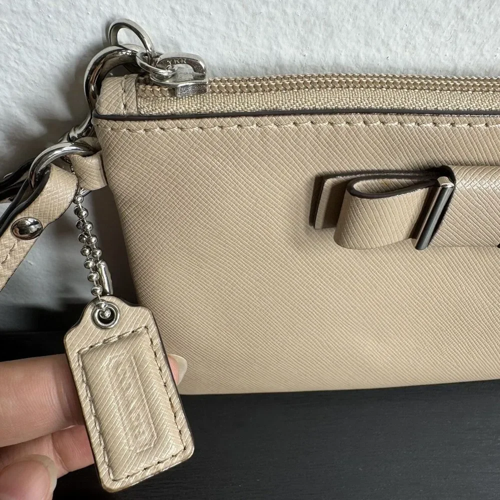 Coach Darcy Bow Wristlet Wallet Beige ‎ Designer